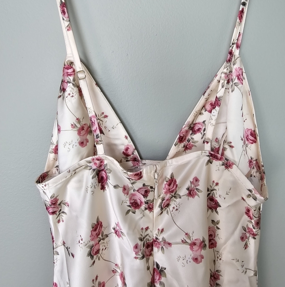 WeWoreWhat Vintage Roses V Front Midi Dress, Antique White Multi, Size 0 - Picture 10 of 15
